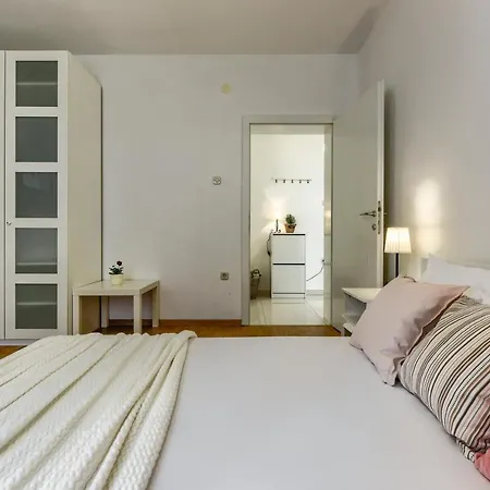 Lrs 2 In The Centar Of *